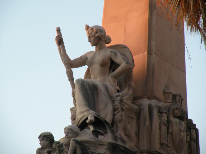  statue de jeune femme dénudée